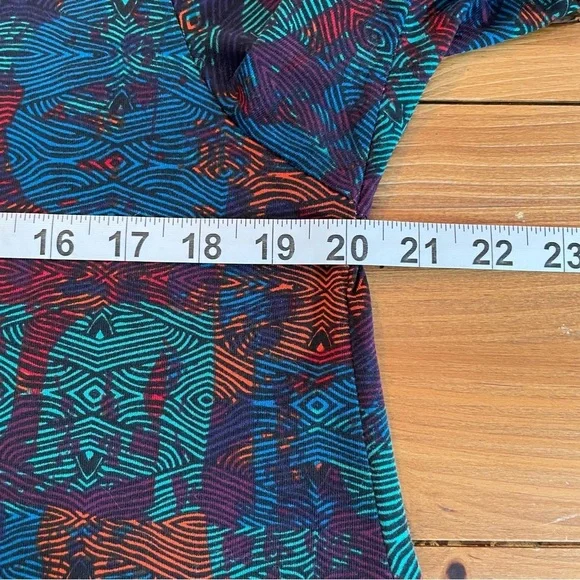 LuLaRoe Perfect T Multicolor Short Sleeve Scoop Neck Top Size L - Picture 8 of 13